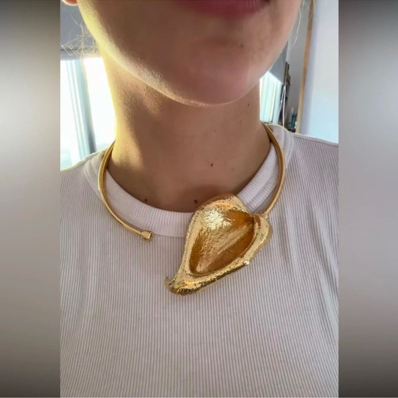 Anthropologie Horseshoe Lotus Gold Bangle Flower Necklace - Picture 8 of 14